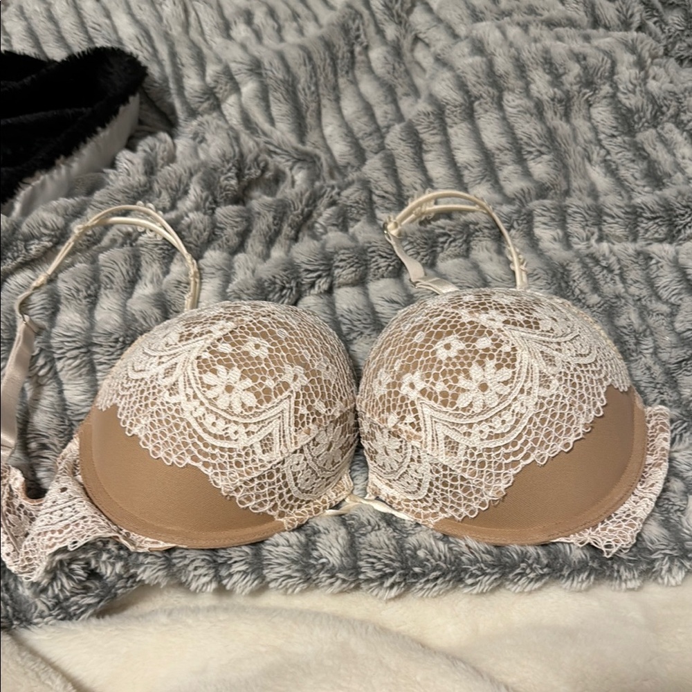 Victoria Secret bombshell bra Elegant Lace Trimmed  in Cream and Tan